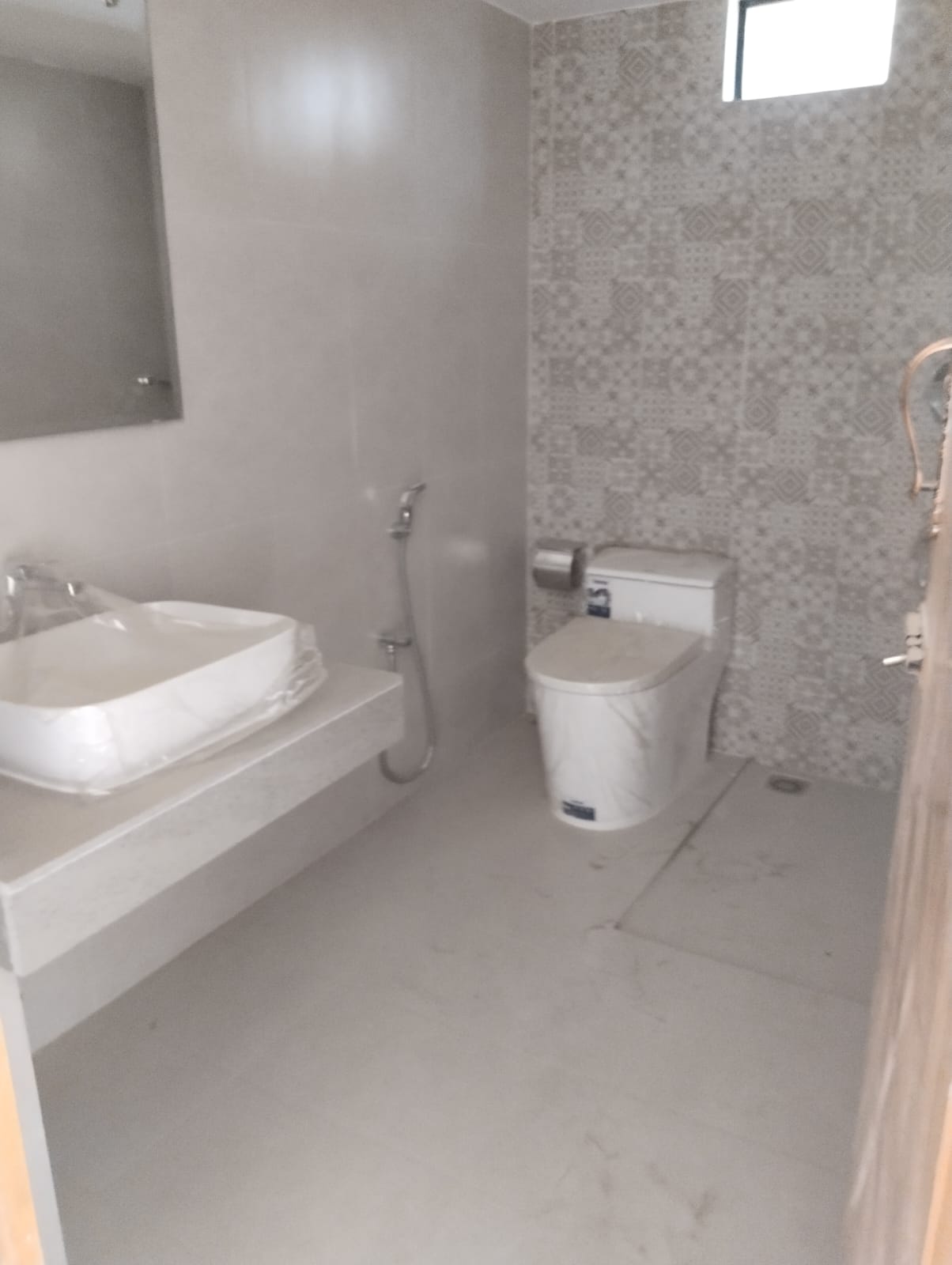 Apartment for Rent in Jolshiri, Plot 55, Road 504, Sector 16